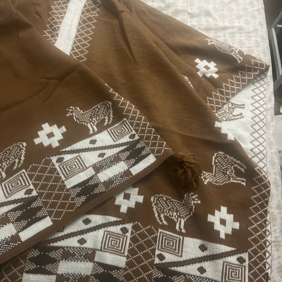 Peruvian Alpaca Brown and White Patterned open Poncho with Tassels. Reversible. - Picture 8 of 9